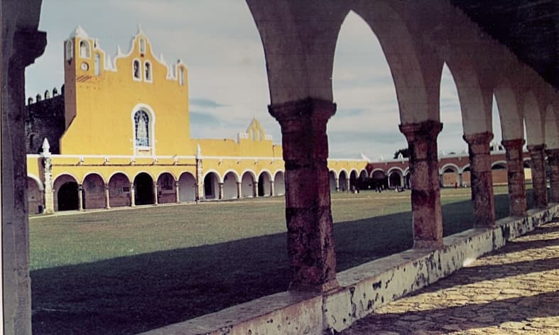 Arcada principal del atrio del convento franciscano (Siglo XVI) de Izamal, Yucatán, México