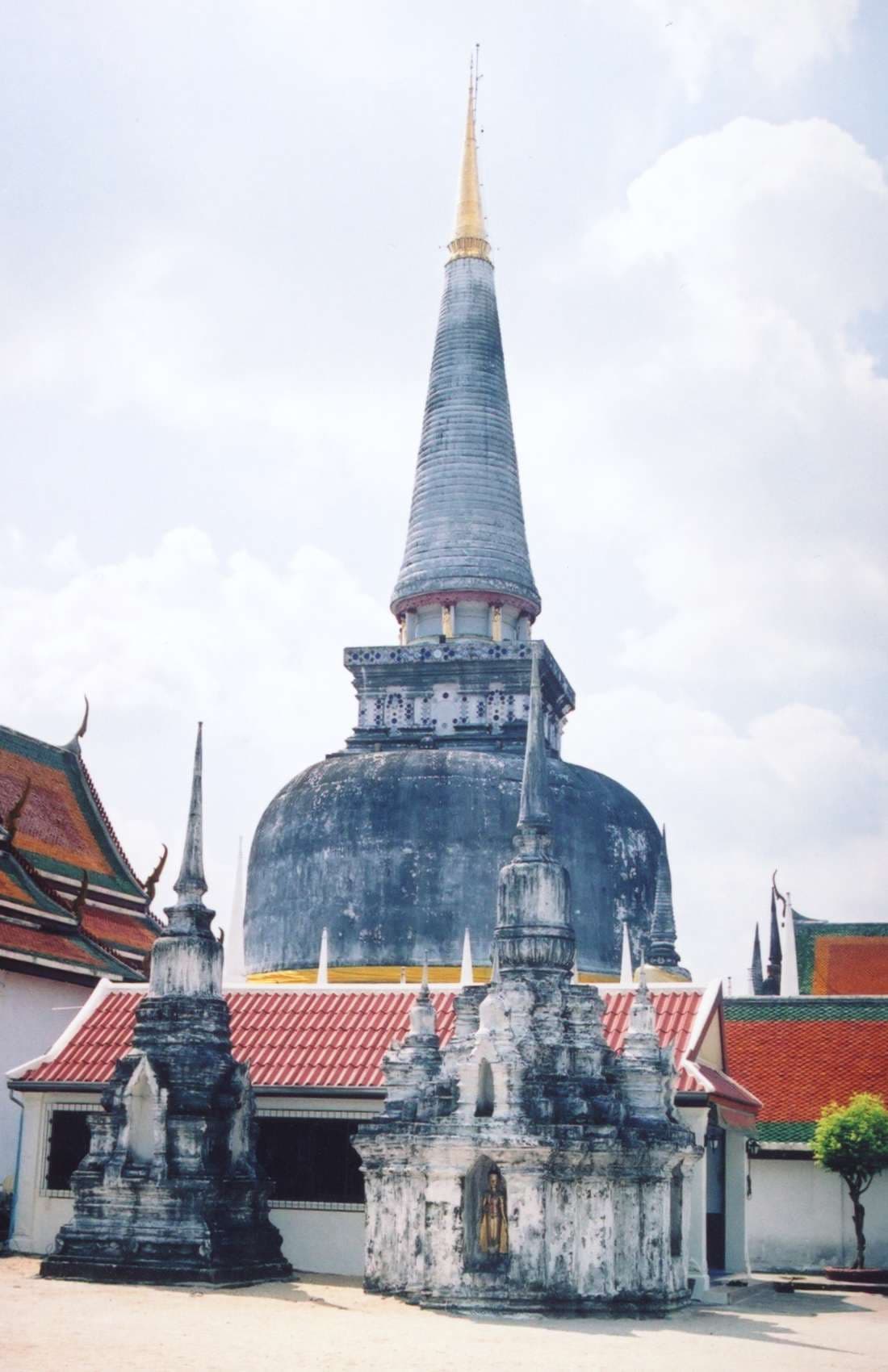 Chedi Phra Baromathat in Wat Mahatat, Nakhon Si Thammarat, Thailand.
Photo taken by User:Ahoerstemeier on January 19 2005.
