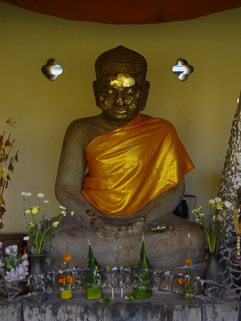 Statue de fr:Jayavarman VII dans le cloître du That Luang de fr:Vientiane (Laos).