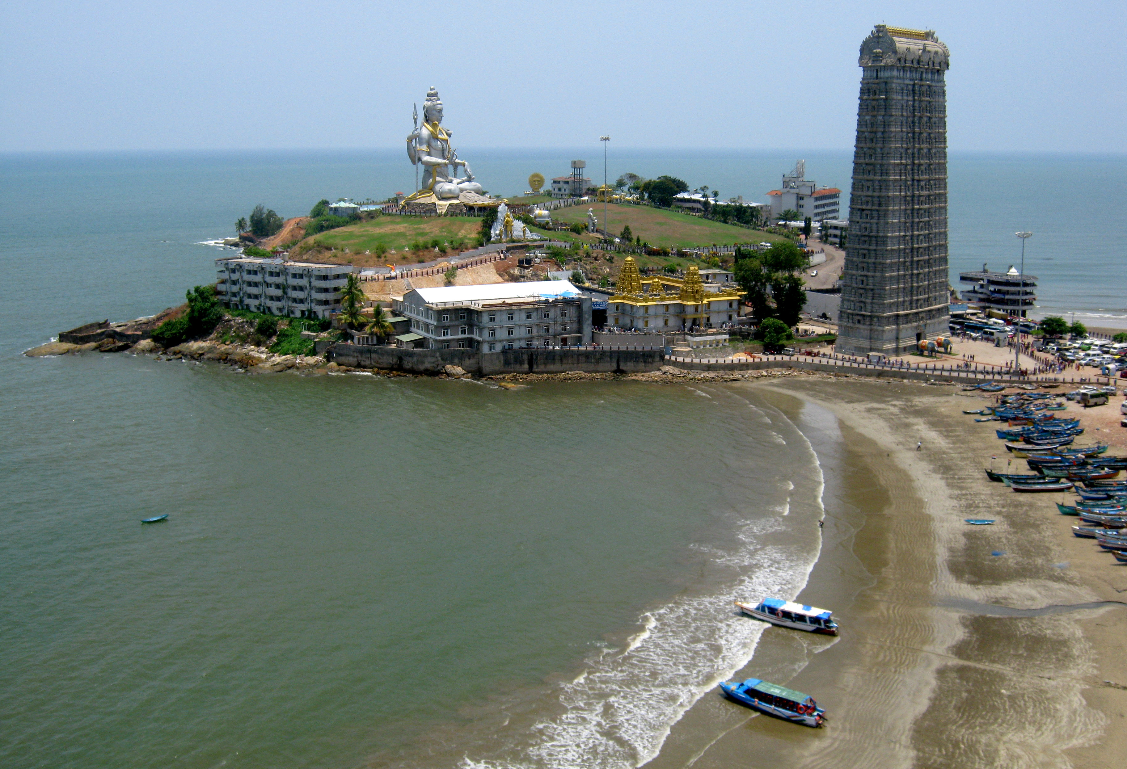 Full view of Murudeshwara Temple complex and Shiva statue