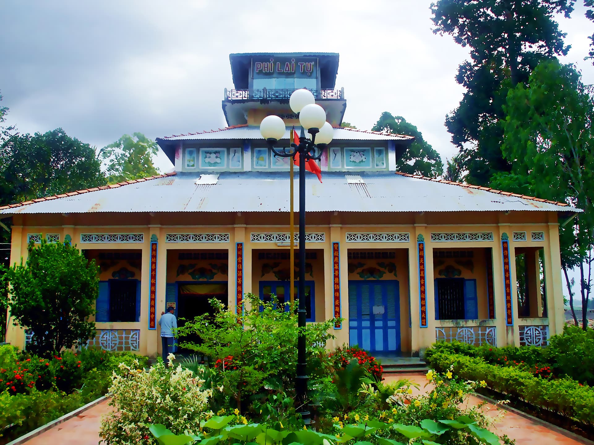 Ba Chúc Tomb and Phi Lai Pagoda