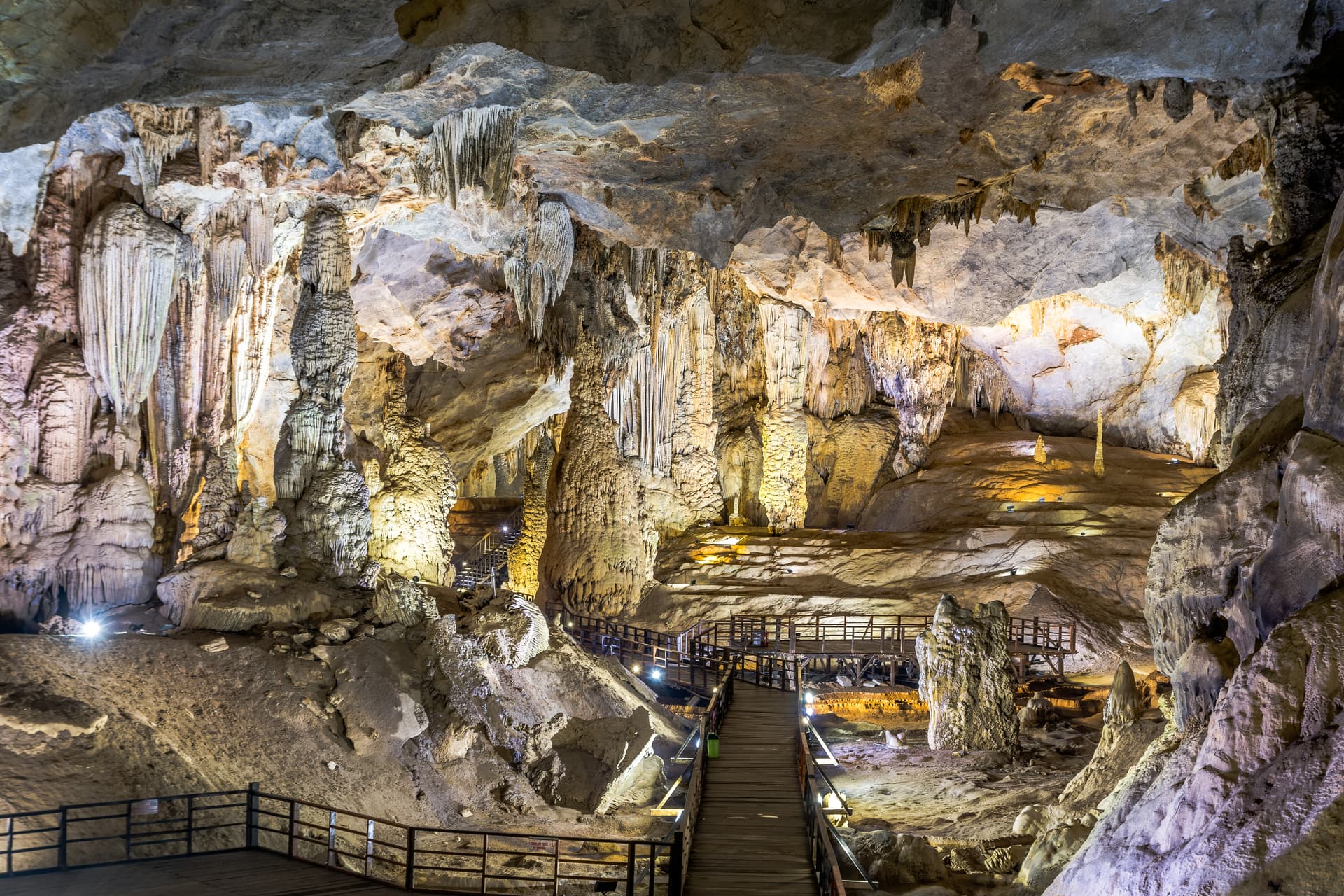 Thiên Đường Cave and Mountain-God Temple