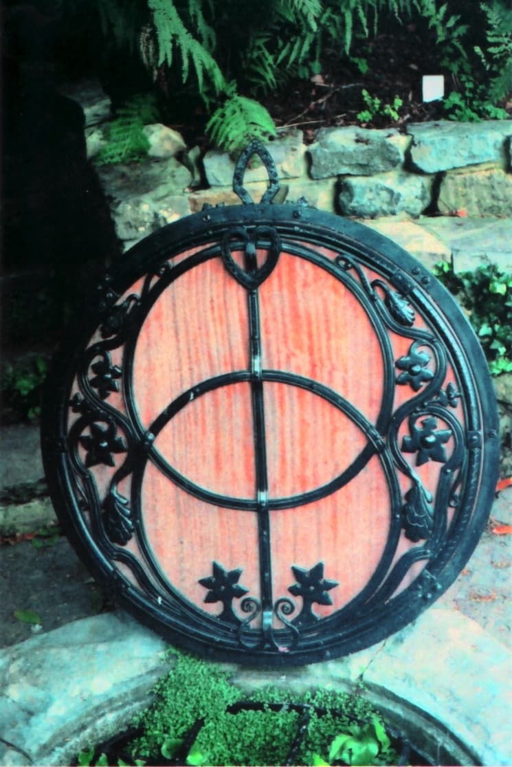 Cover of the Chalice Well, Glastonbury, Sommerset. The design depicts the Vesica Piscis.