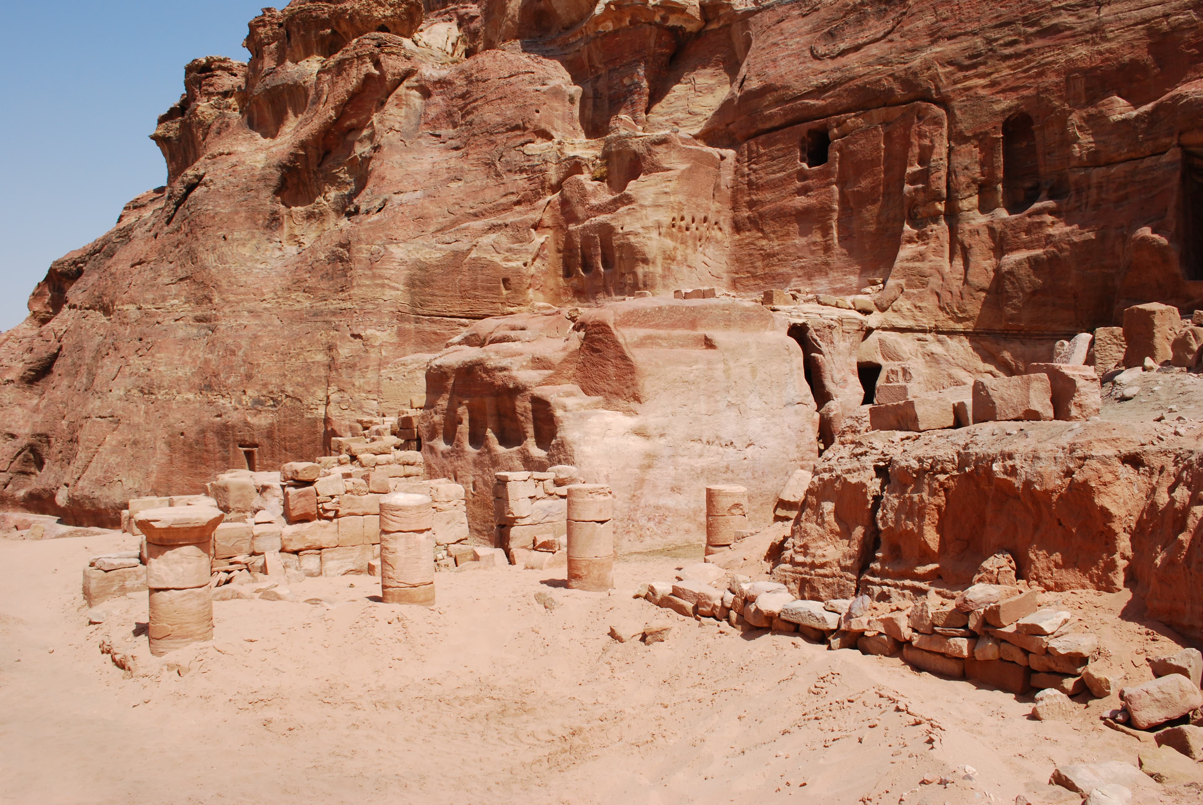 Le Triclinium coloré, dans le Wadi al-Farasa à Pétra.