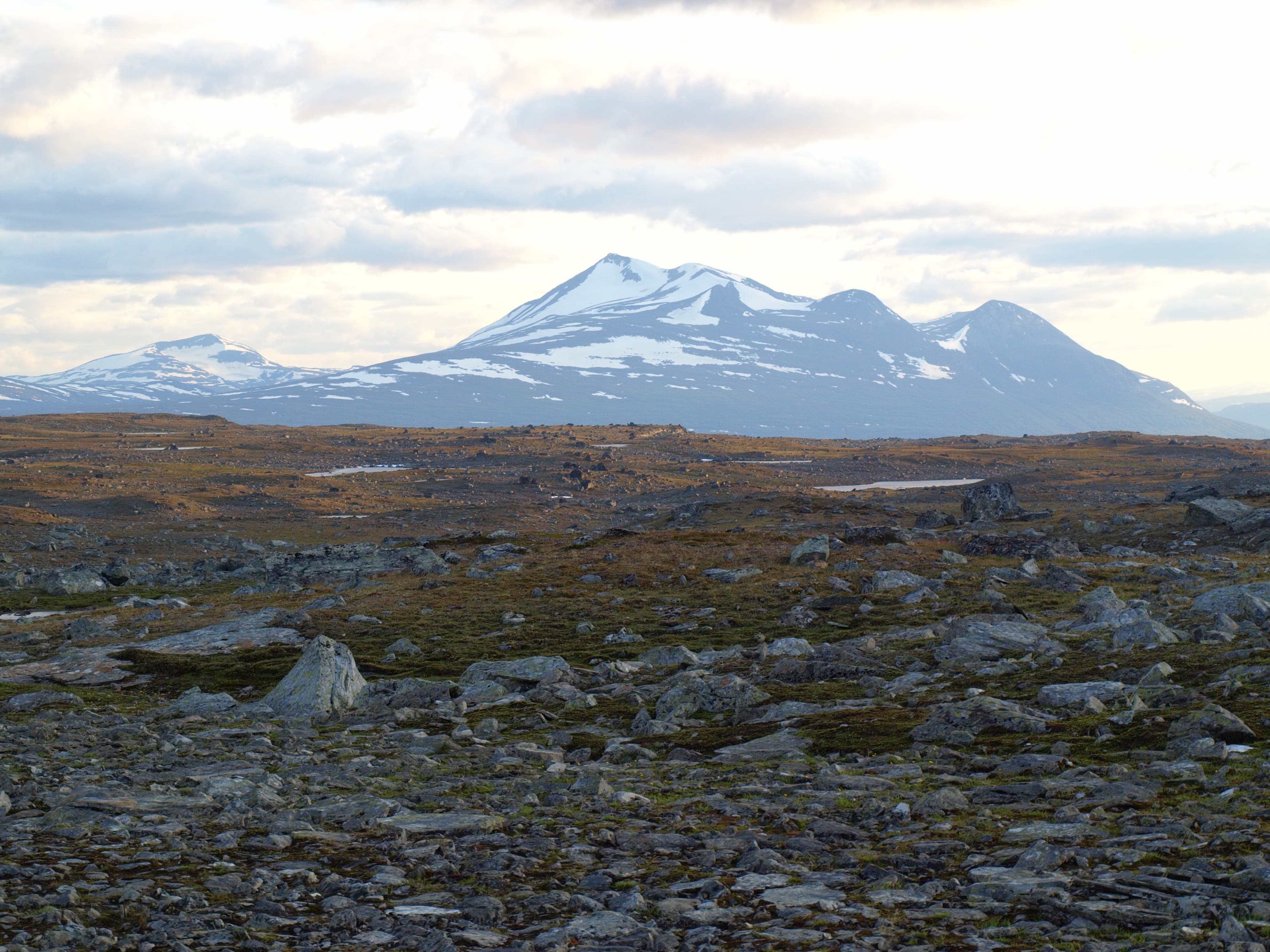 Mount Akka / Áhkká massif seen from the high plateau Maukojaureh north-east of it. The mountain in the far left of the picture is Kisuris (1664 m).