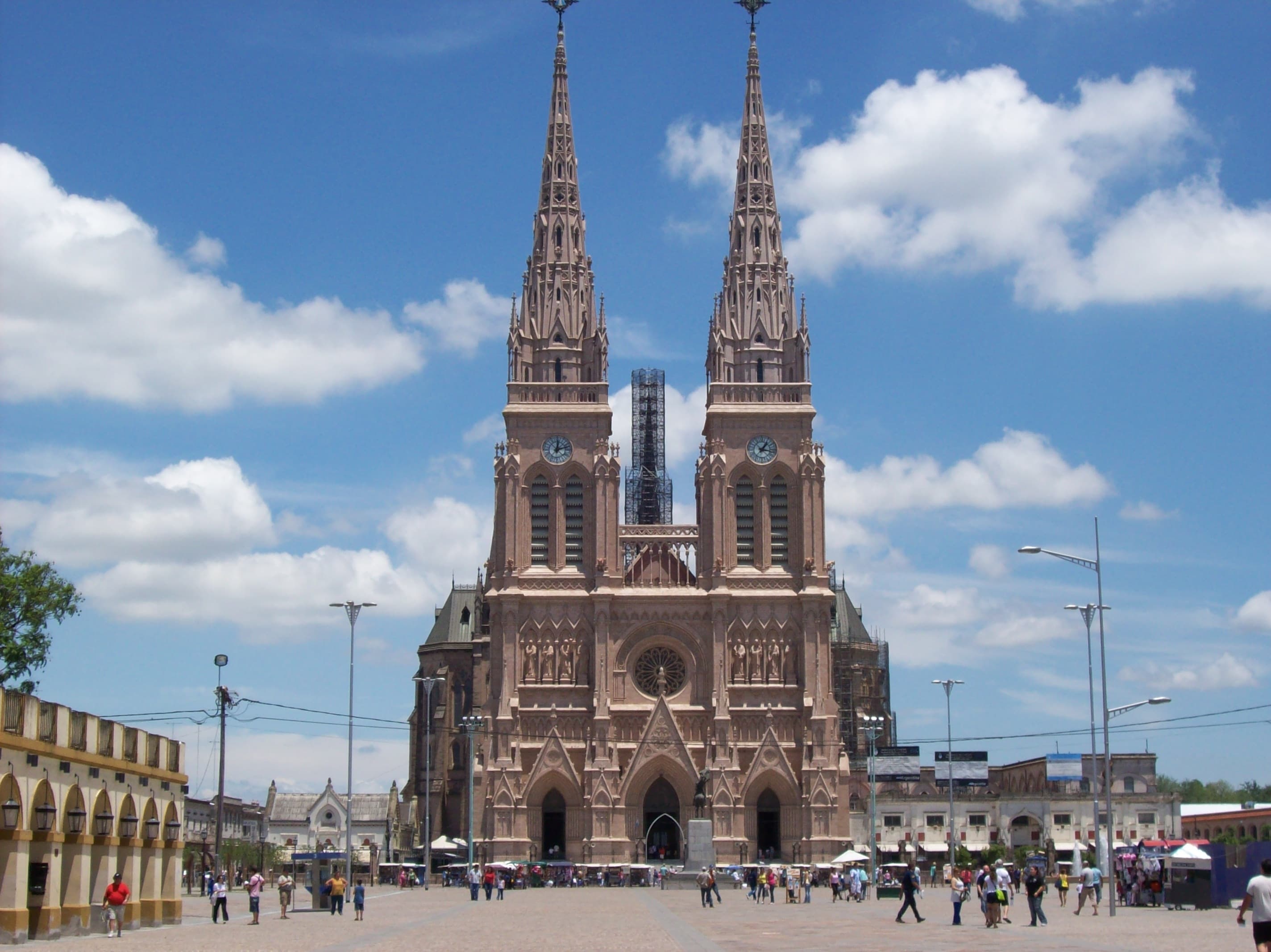 Frente de la Basílica Nuestra Señora de Luján, en Luján, provincia de Buenos Aires, Argentina.