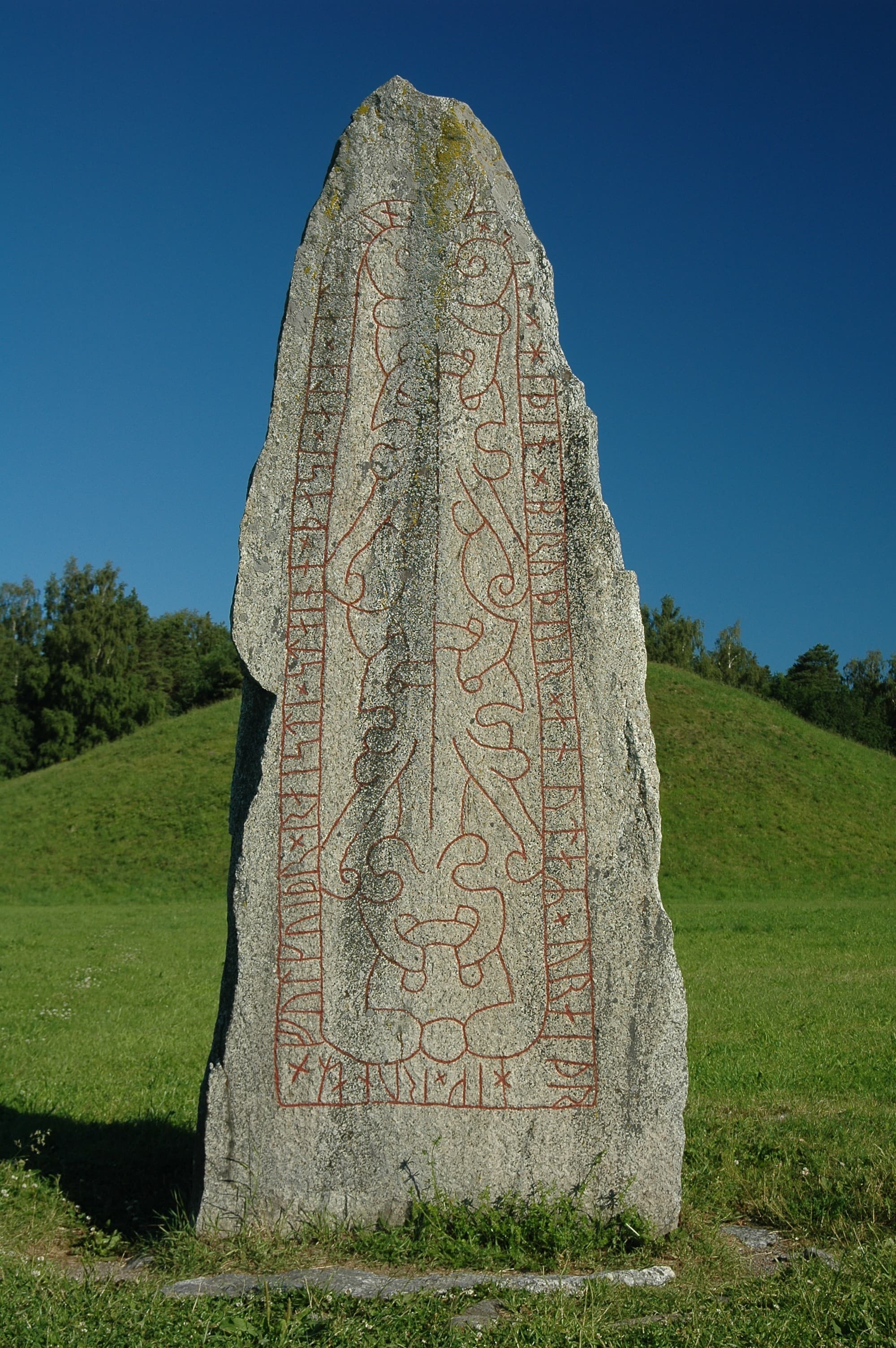 Anundshög, Västerås; the rune stone translates: "Folkviðr raised all of these stones in memory of his son Heðinn, Ônundr's brother. Vreiðr cut the runes."