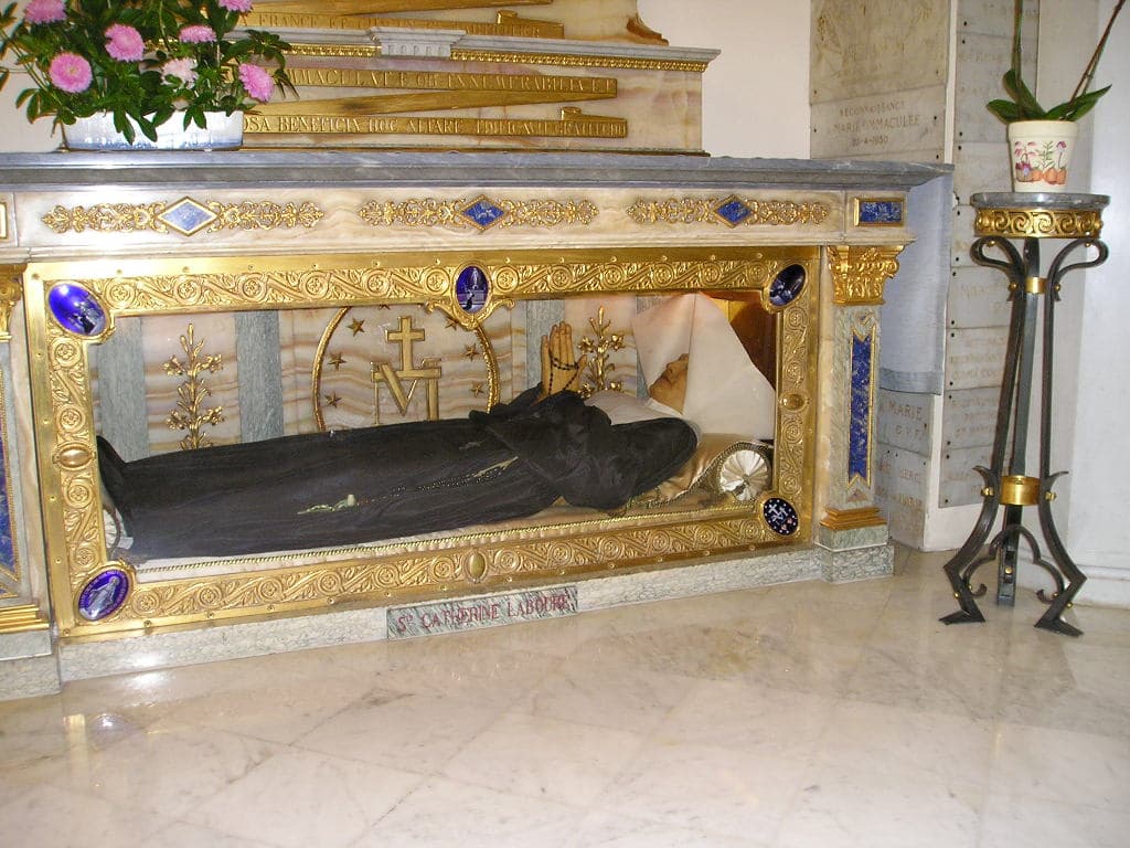 Chapelle de la Médaille Miraculeuse, glass coffin of St Catherine Labouré