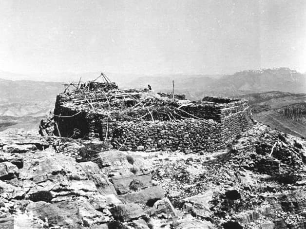 In 1909, Gertrude Bell photographed the ruins of a monastery on the top of Cudi Dagh.