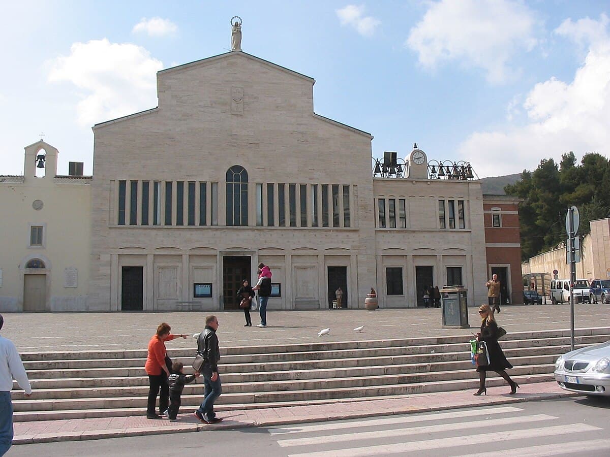 Imagen tomada frente a la capilla del Padre Pío, en San Giovanni Rotondo, Foggia, Italia en abril de 2007.