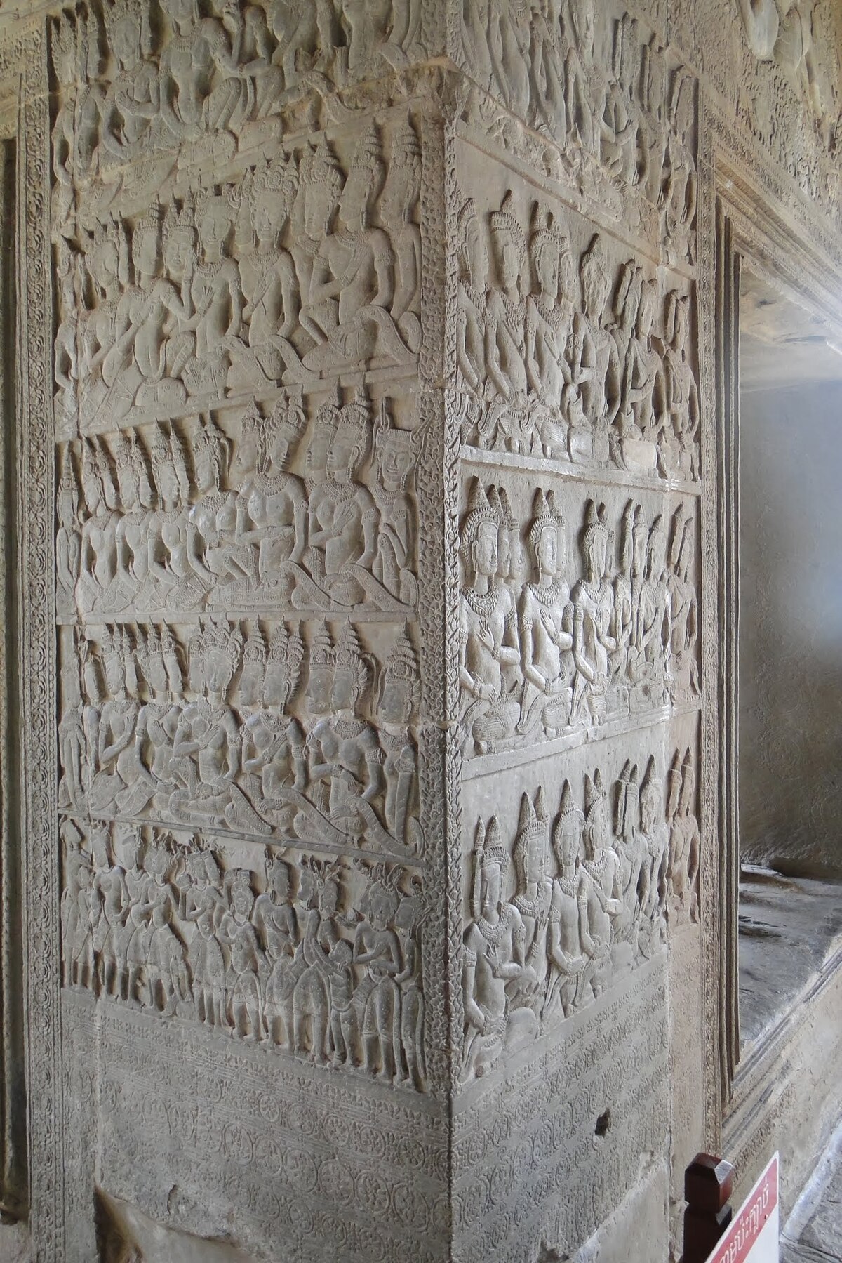 Flachrelief an der Ecke