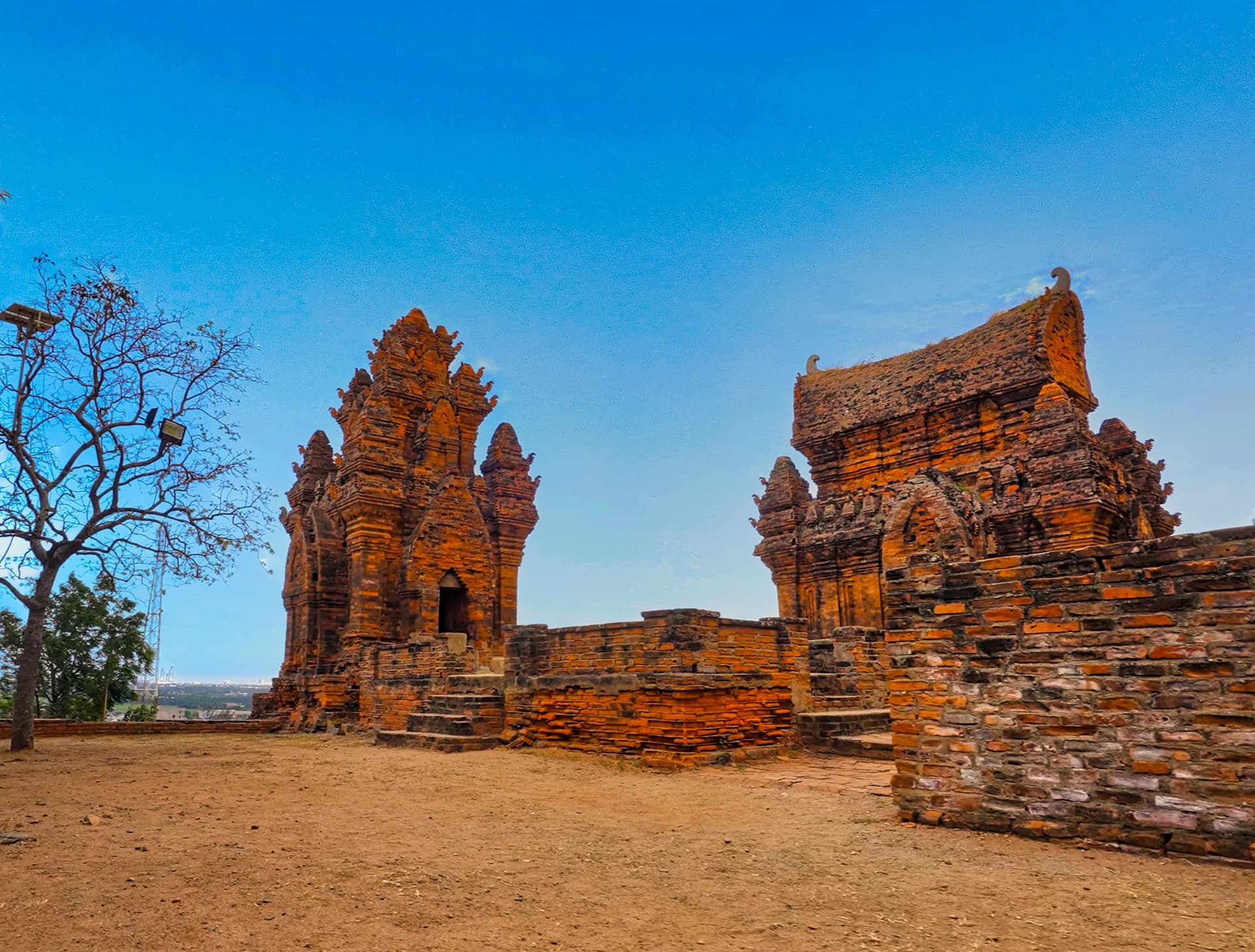 Po Klong Garai Towers