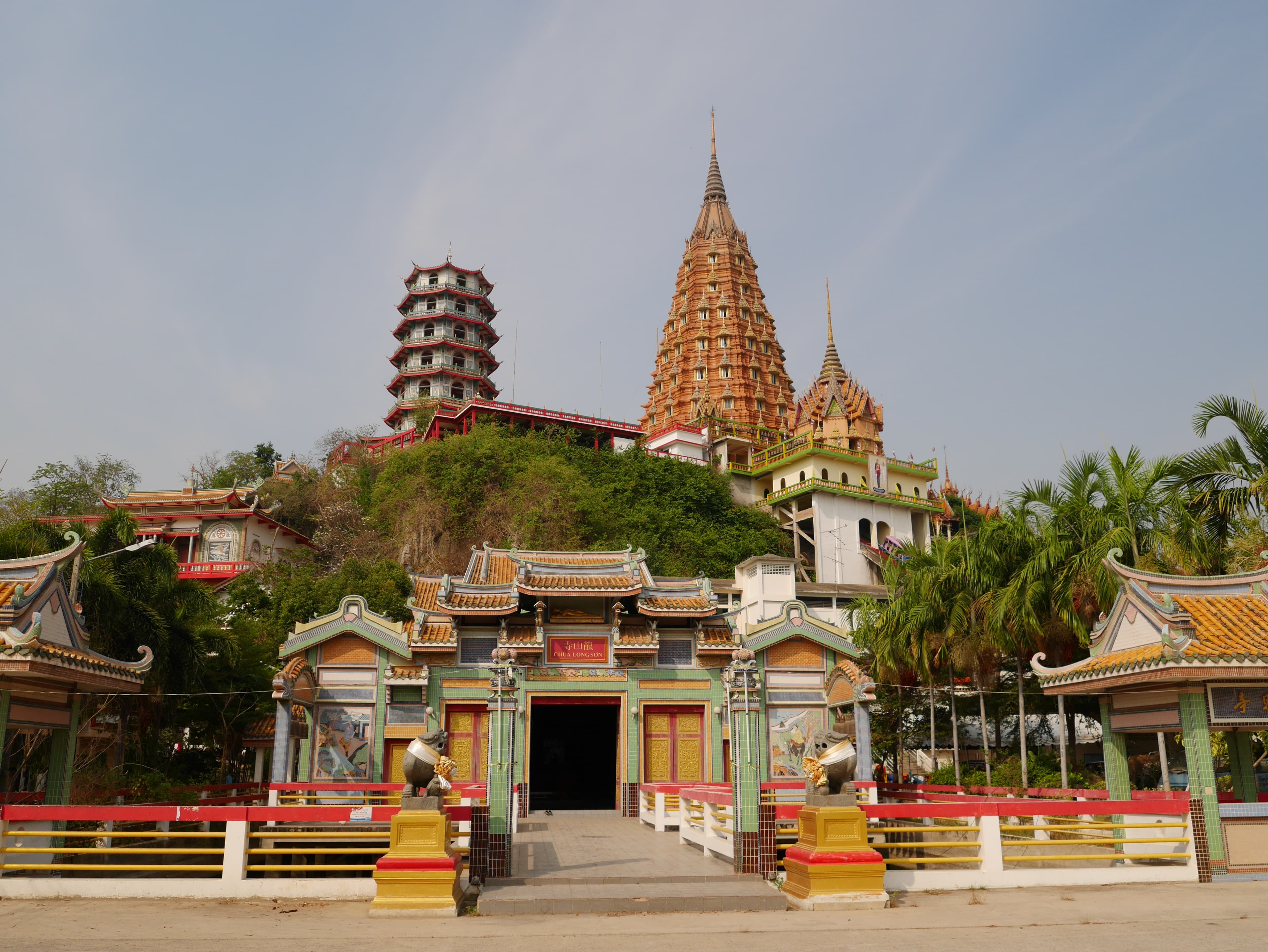 Wat Tham Khao Noi