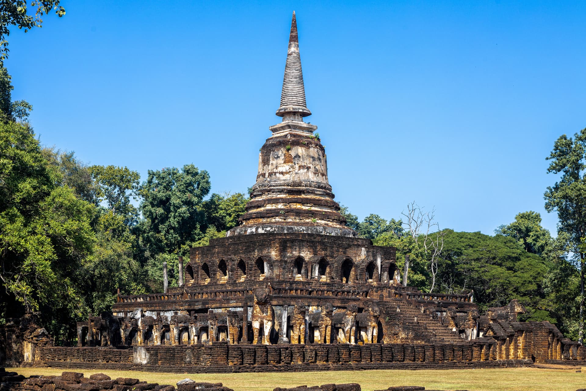 Wat Chang Lom, Si Satchanalai
