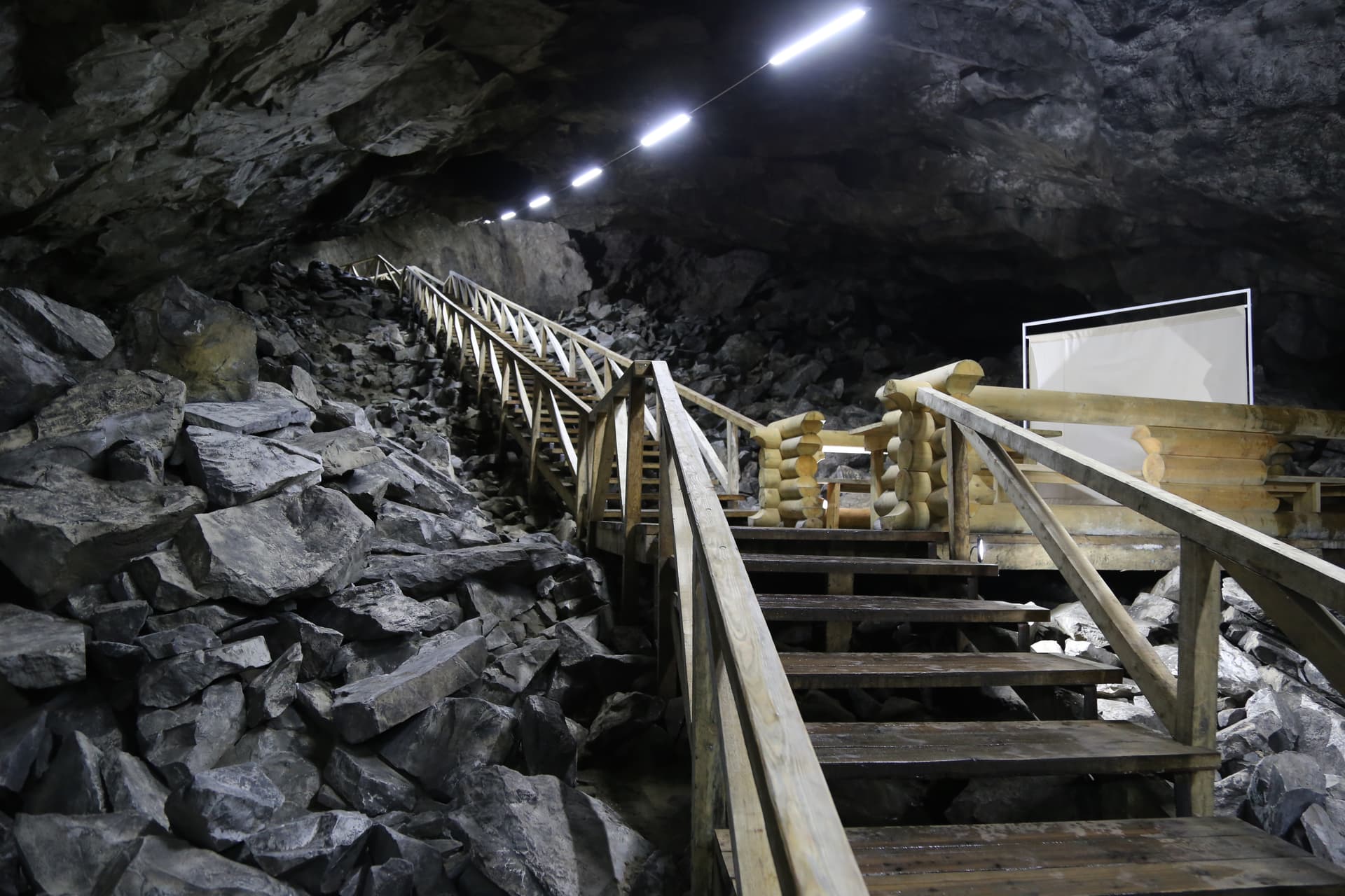 Konyr Aulie Cave, Aktas Mountain