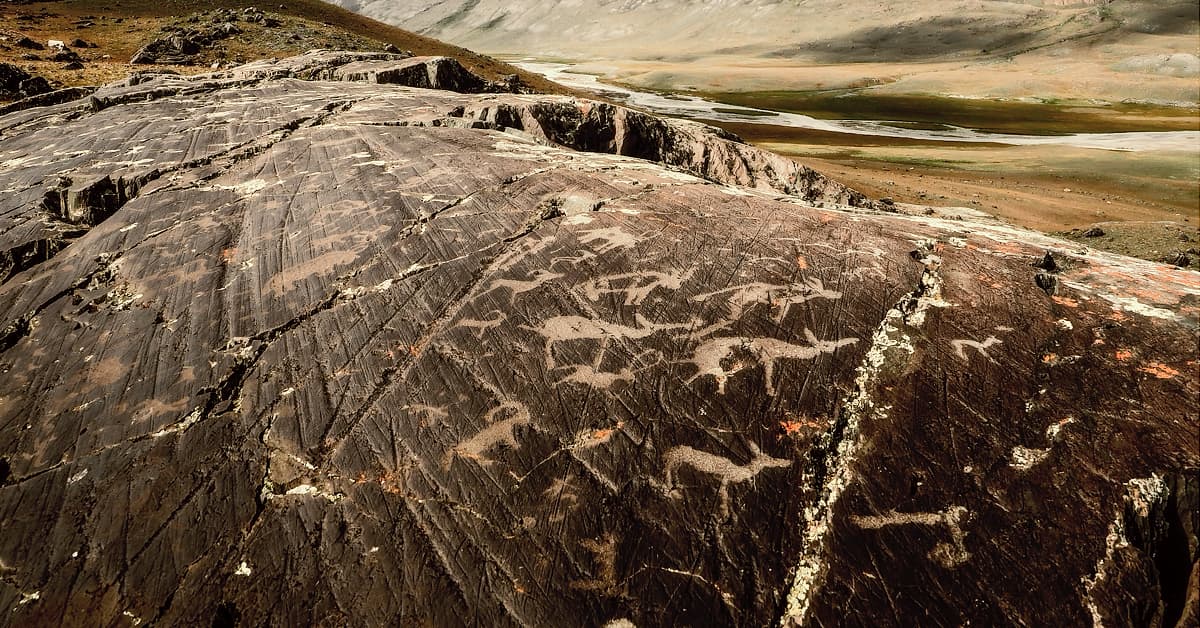 Tsagaan Salaa-Baga Oigor Petroglyphs