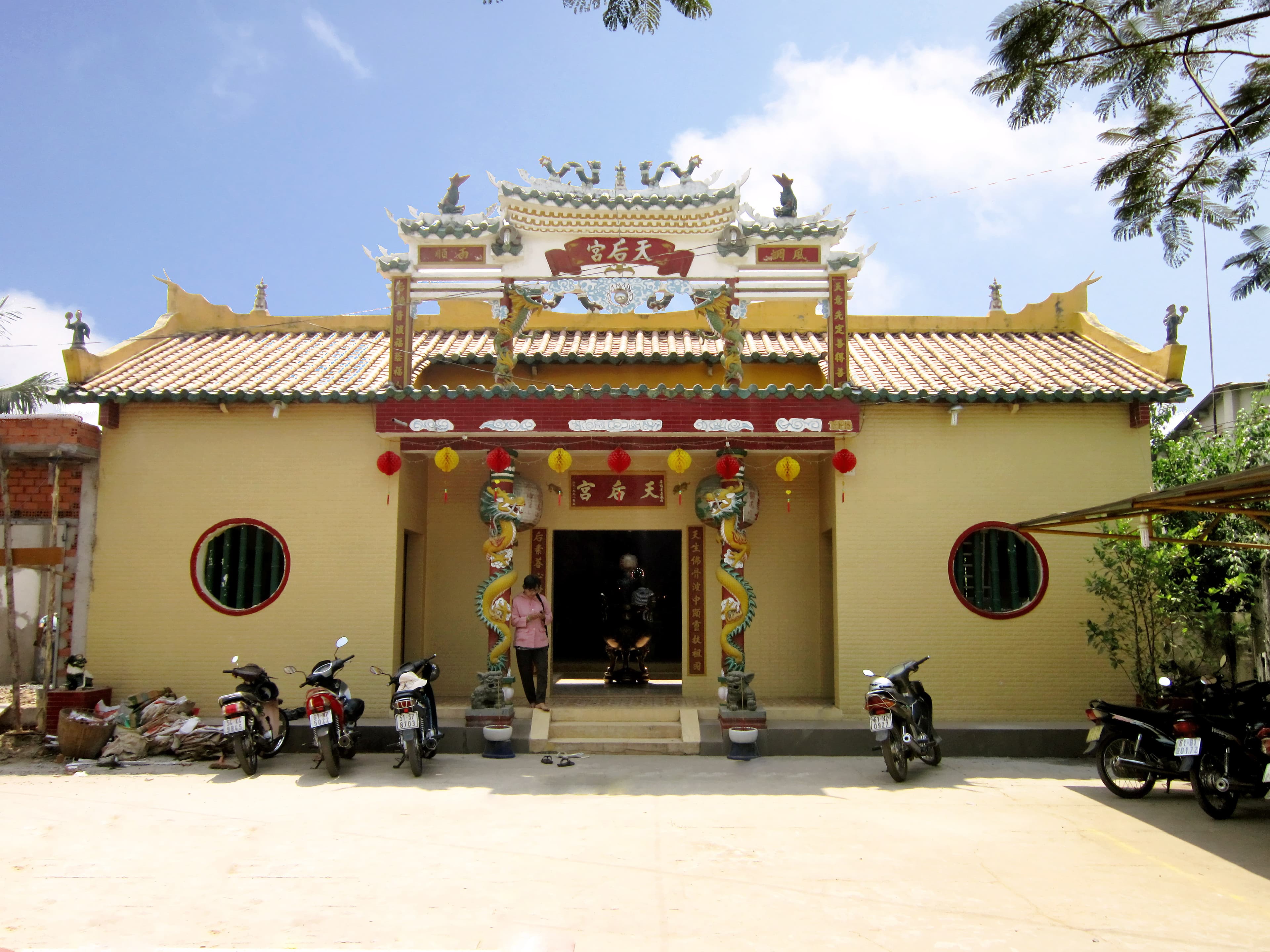 Miếu Bà Thiên Hậu ở bên rạch Hương Chủ Hiếu, thuộc thành phố Thủ Dầu Một, tỉnh Bình Dương, Việt Nam.