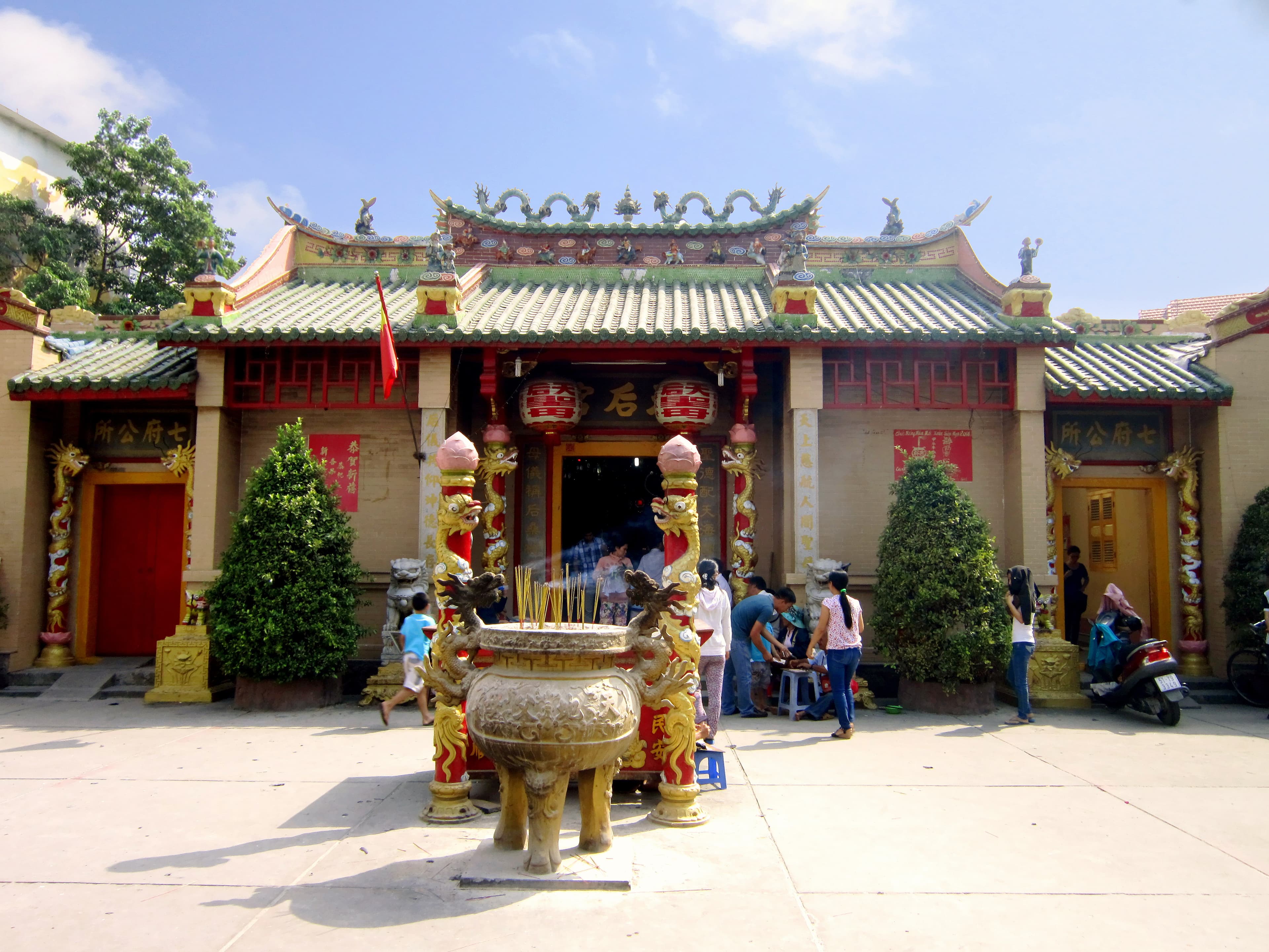 Chính điện miếu Bà Thiên Hậu ở thành phố Thủ Dầu Một, tỉnh Bình Dương, Việt Nam.
